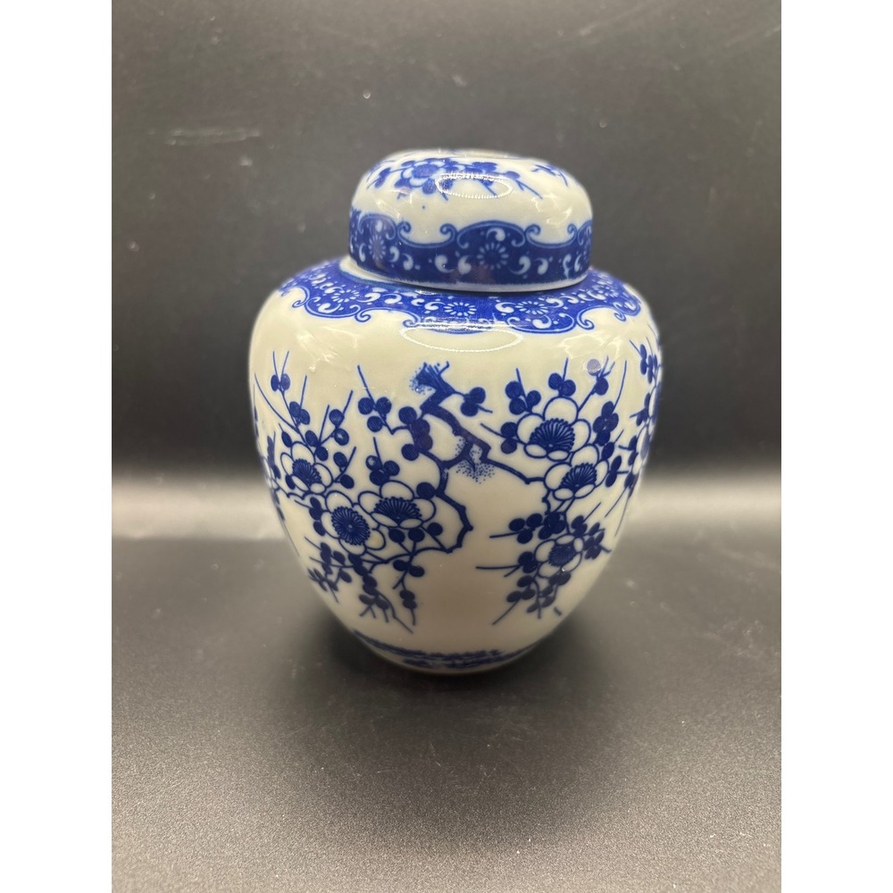 Blue and White Porcelain Ginger Jar Floral Chinoiserie Decorative Vase with Lid